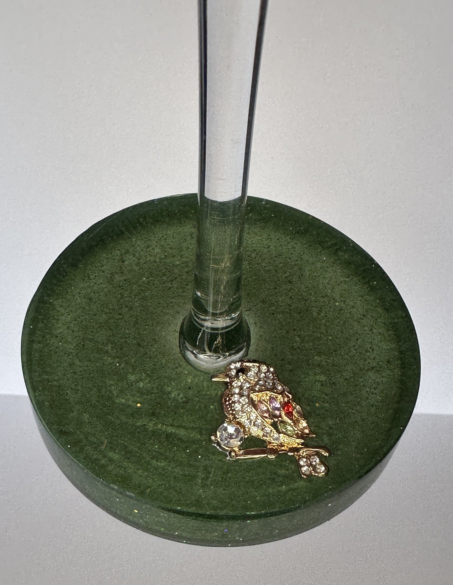 0019 Wine glass rhinestone bird in green