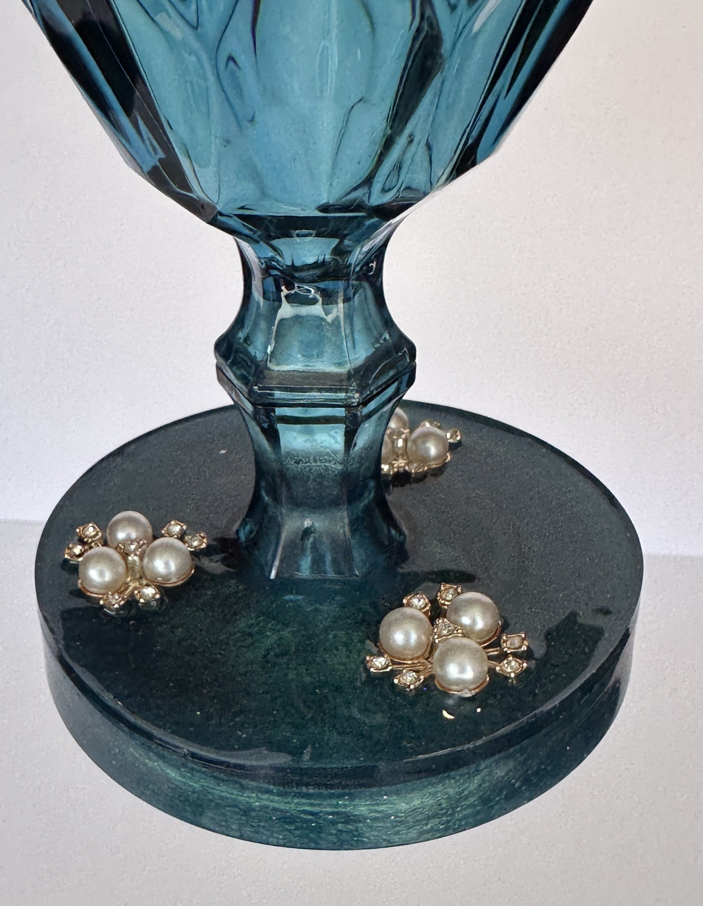 0028 Water glass blue with pearl