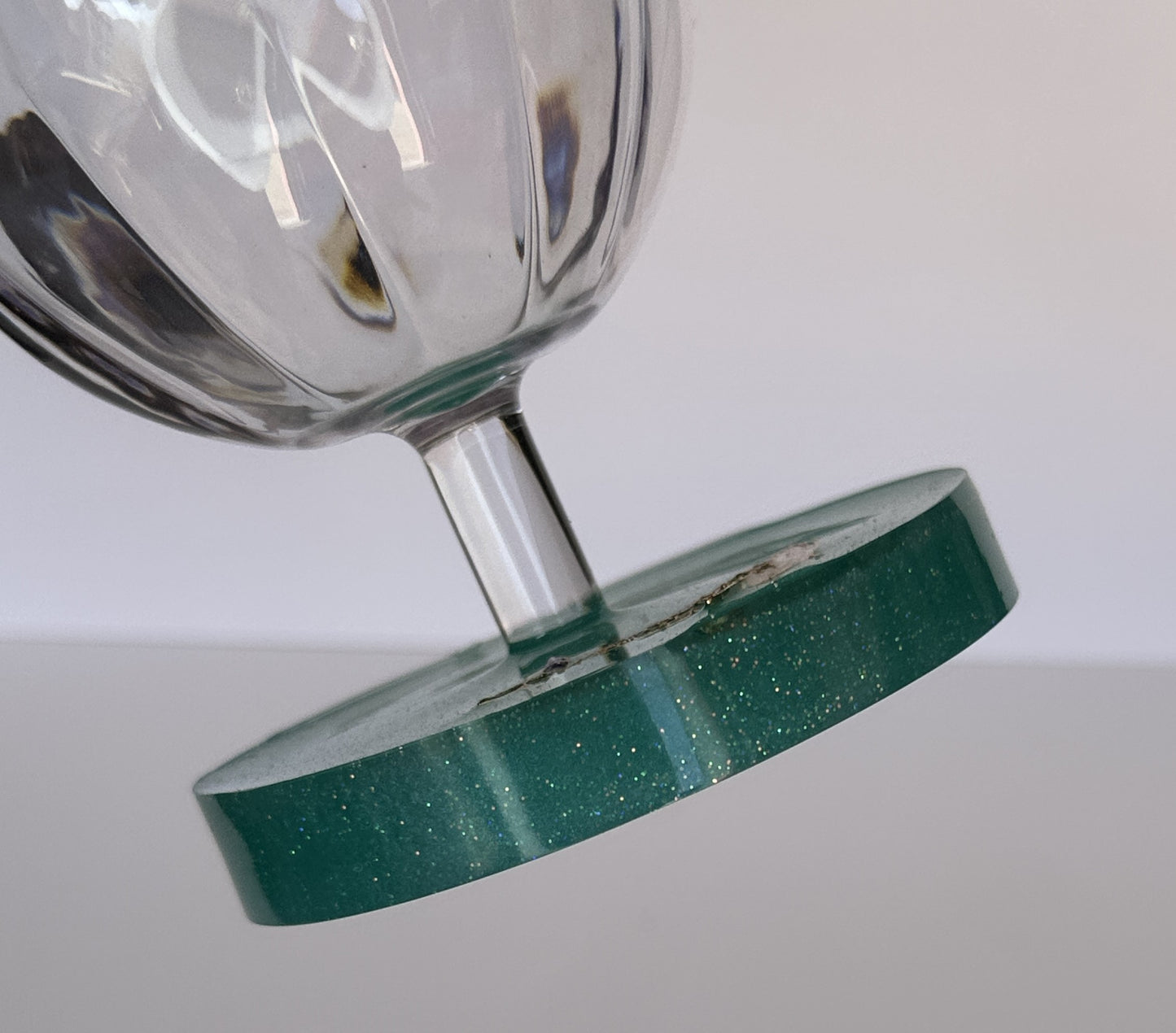 0029 Water glass whale in blue/green