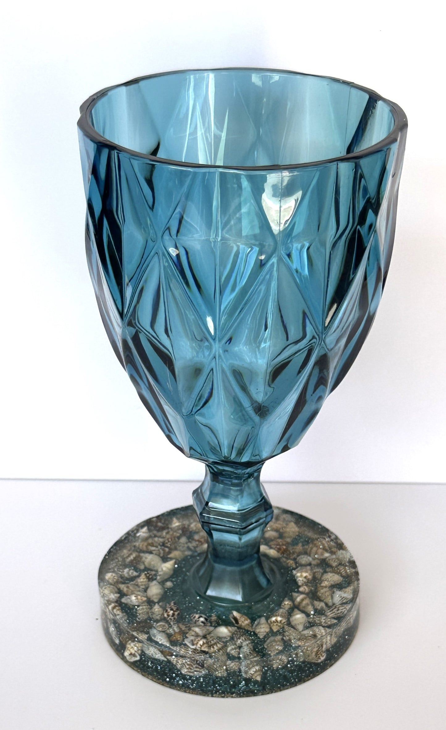 0049 Water glass blue with seashells