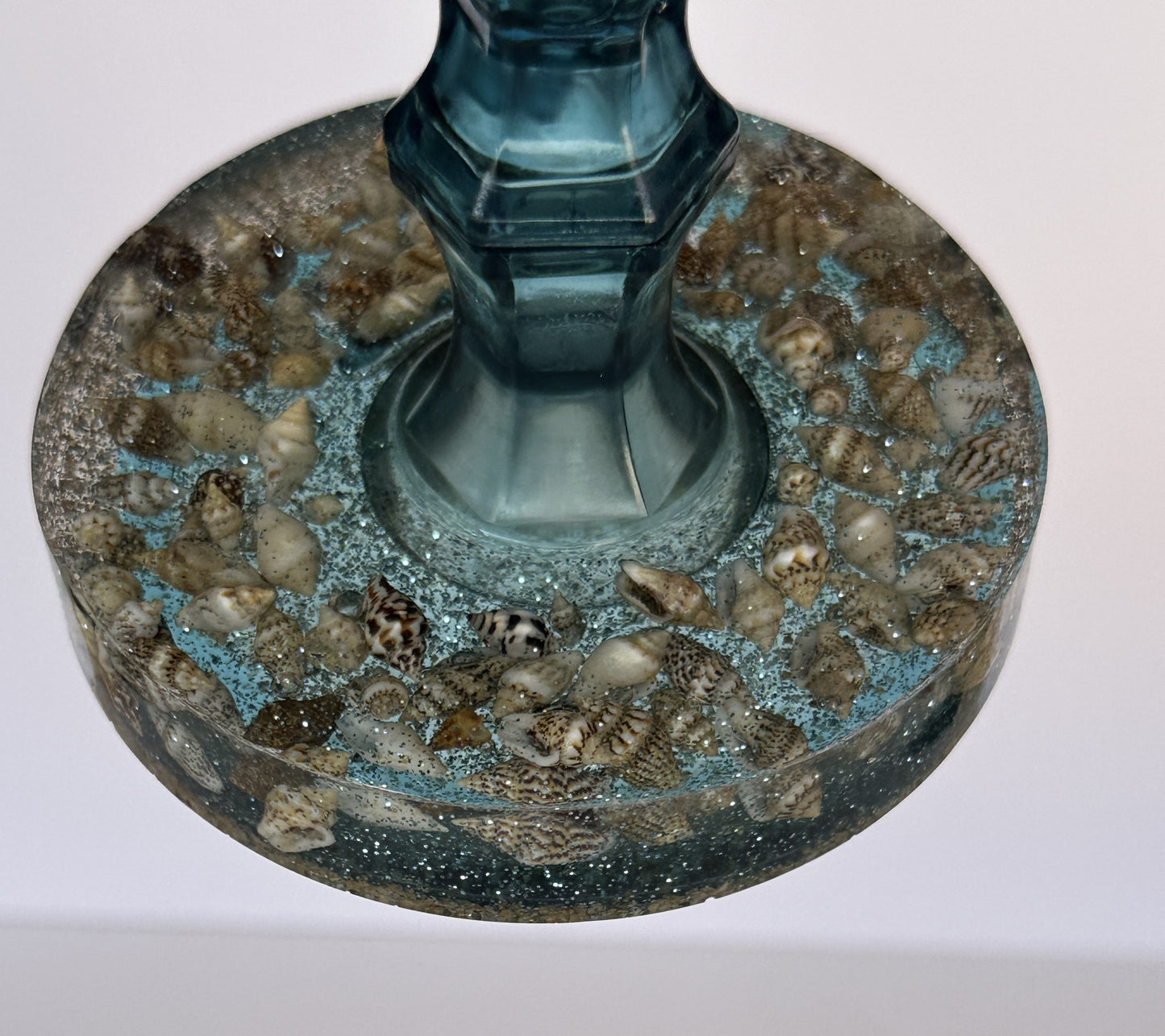 0049 Water glass blue with seashells