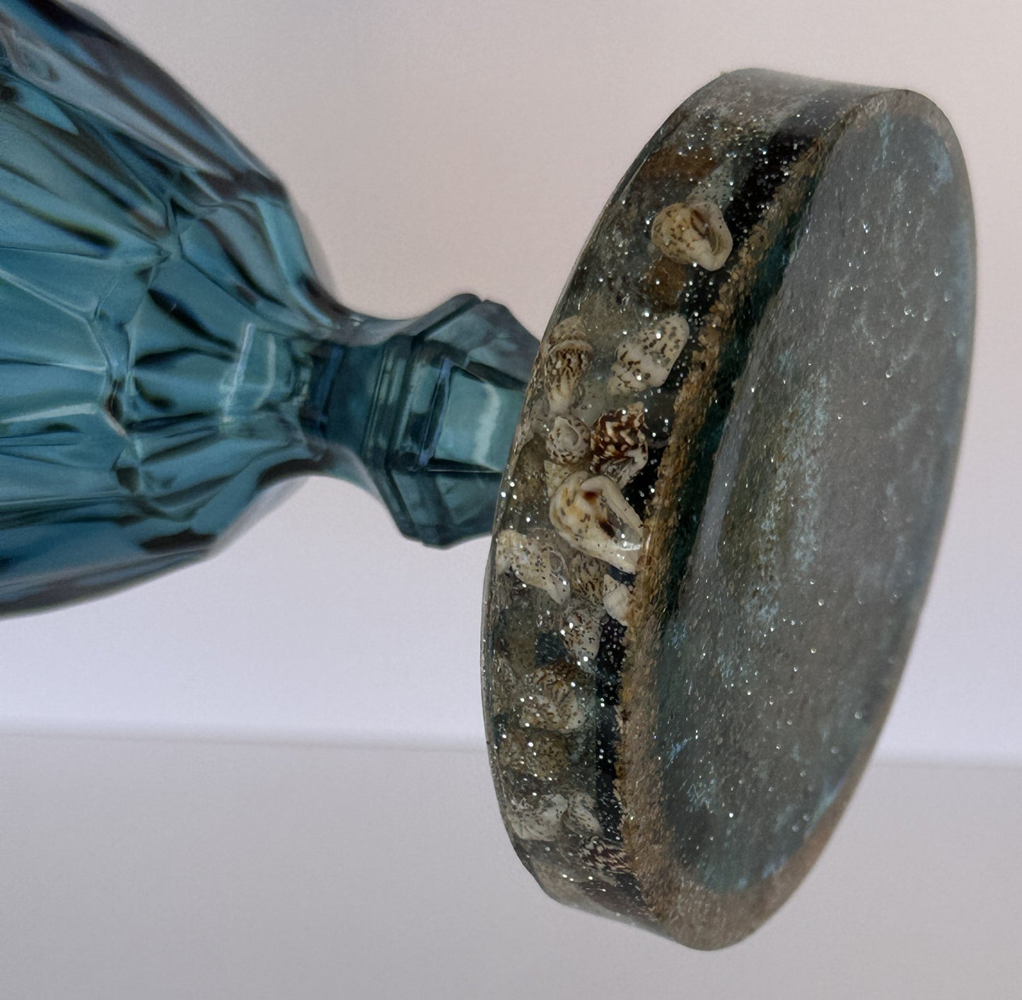 0049 Water glass blue with seashells