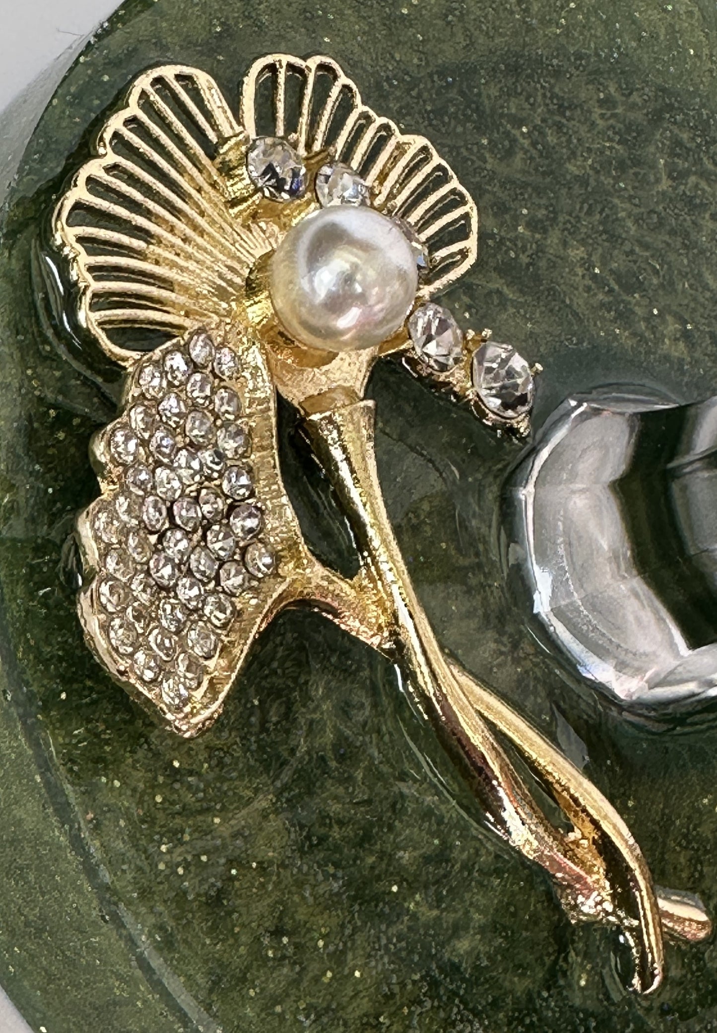 0050 Water glass gold rhinestone ginkgo leaf in green