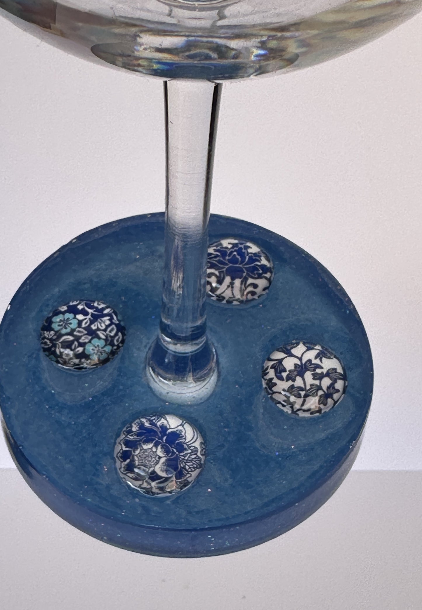 0055 Wine glass blue cabochon