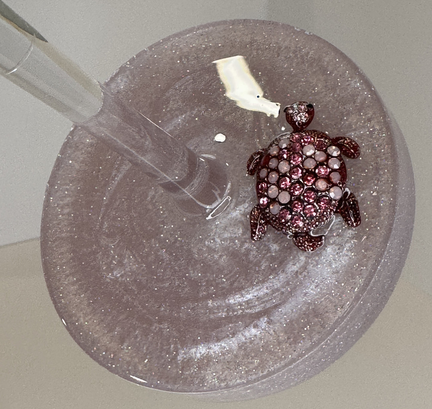 0006 Wine glass pink turtle