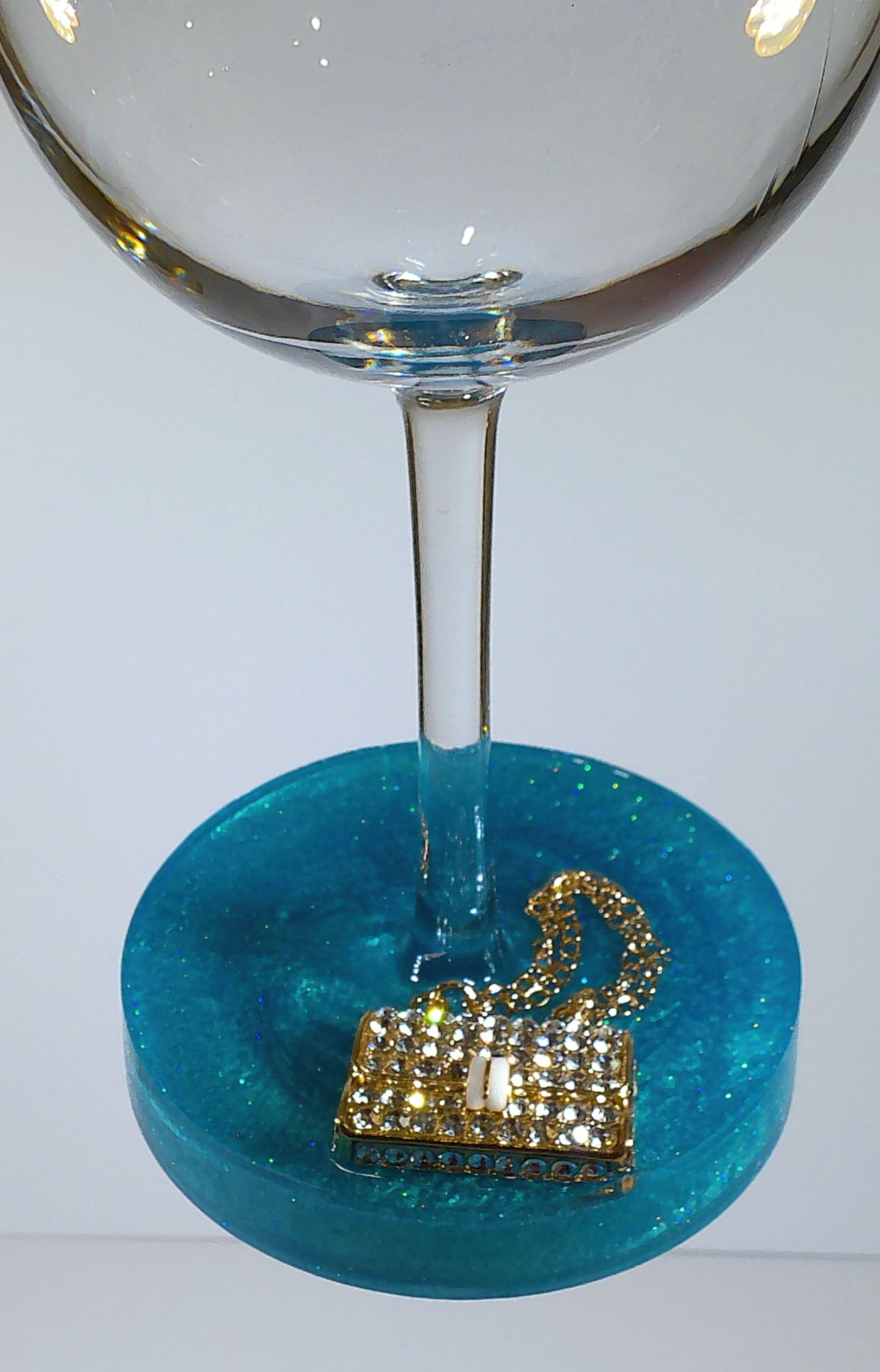 0089 Wine glass with gold rhinestone handbag on teal