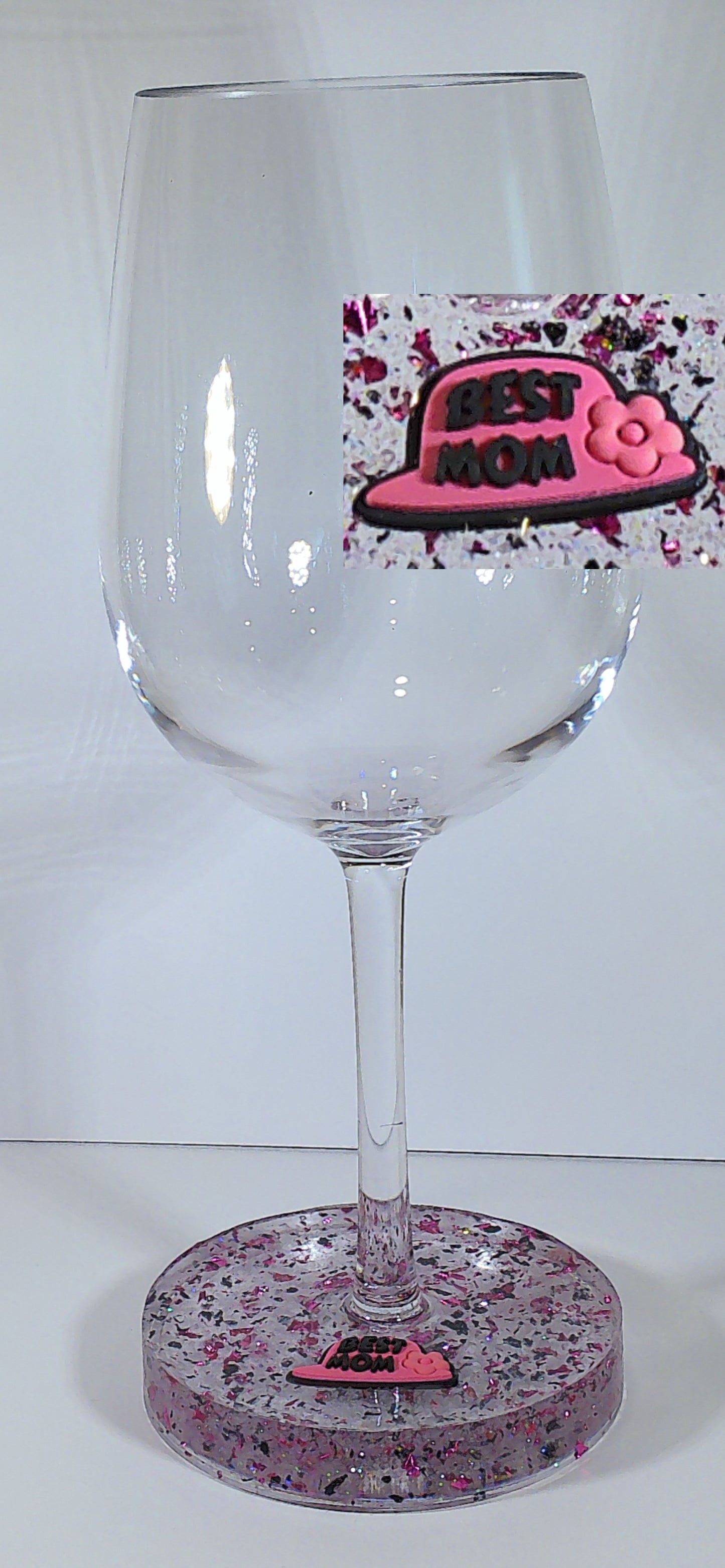 0093 Wine glass with "Best Mom" embellishment