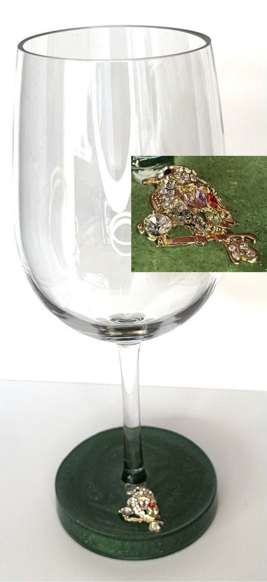 0019 Wine glass rhinestone bird in green