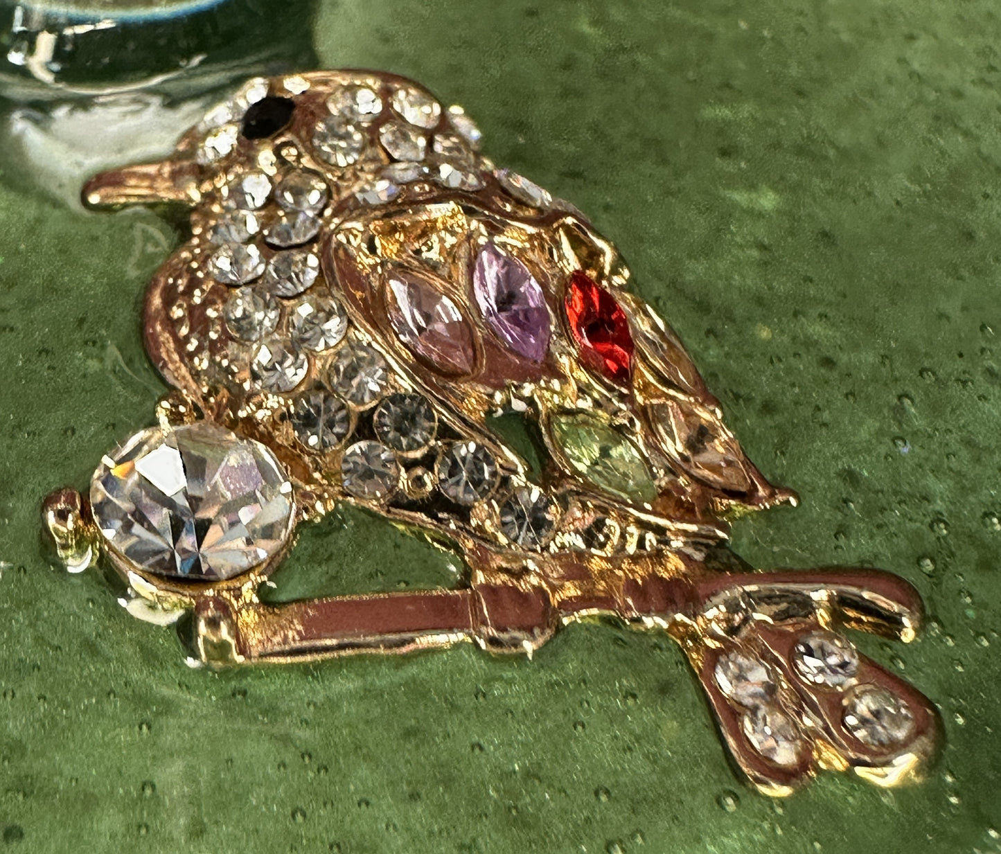 0019 Wine glass rhinestone bird in green