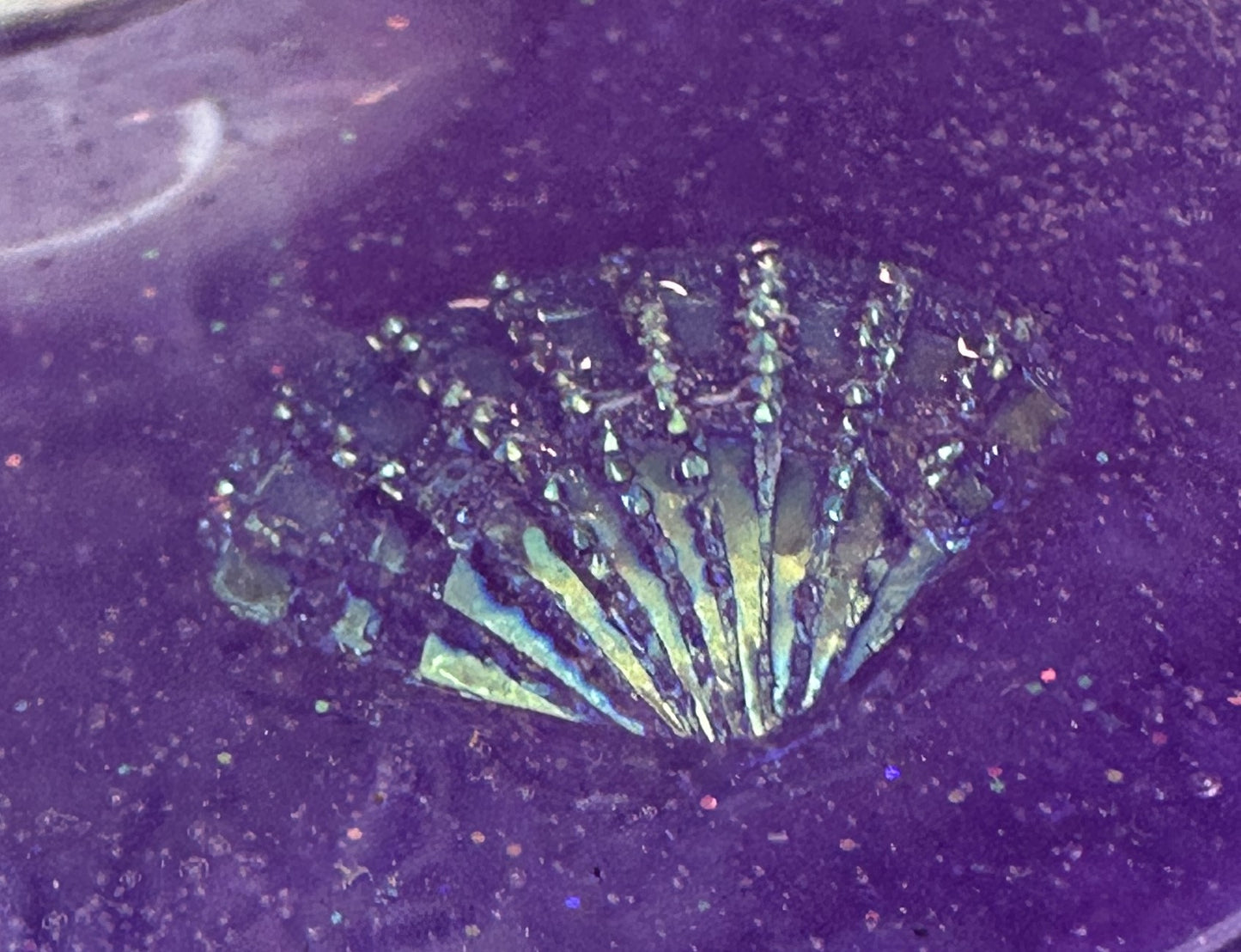 0024 Water glass iridescent seashells in purple