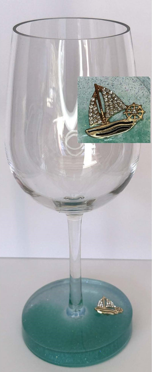 0052 Wine glass rhinestone sailboat in sea/sky