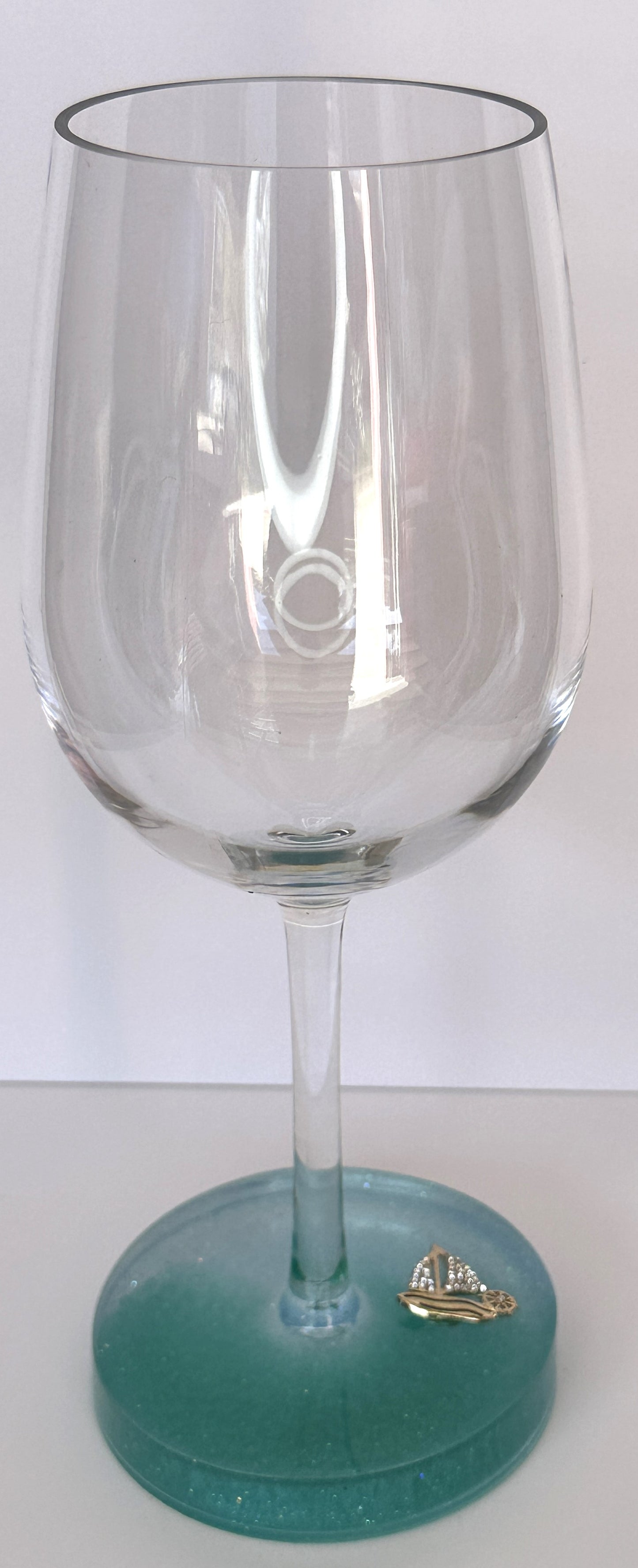 0052 Wine glass rhinestone sailboat in sea/sky
