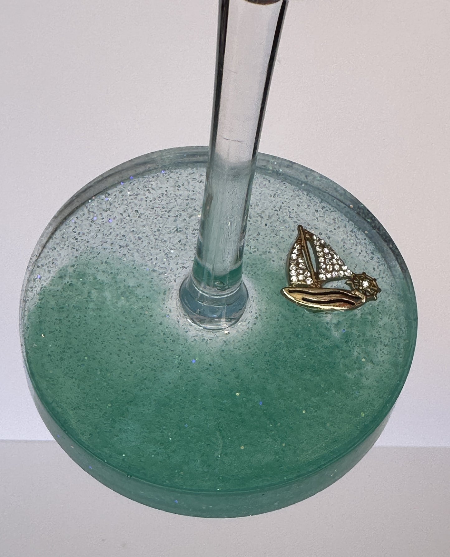 0052 Wine glass rhinestone sailboat in sea/sky