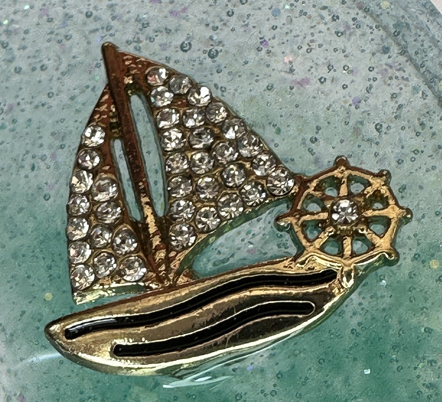 0052 Wine glass rhinestone sailboat in sea/sky