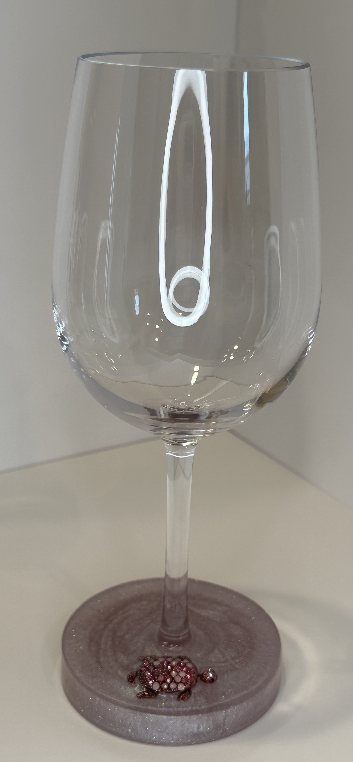 0006 Wine glass pink turtle