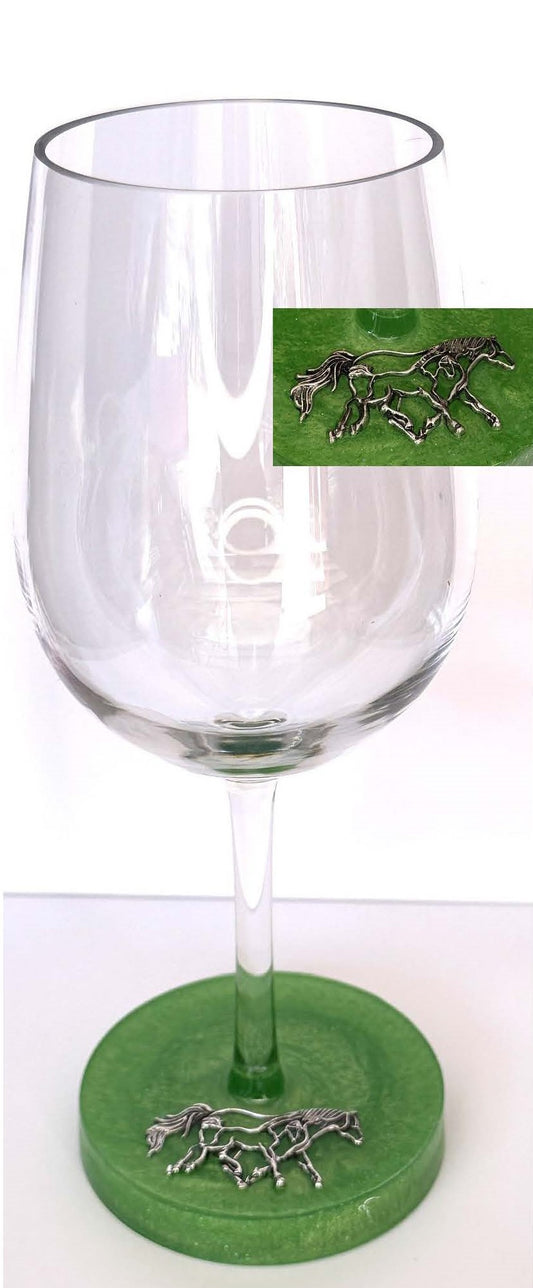 0065 Wine glass horse in green