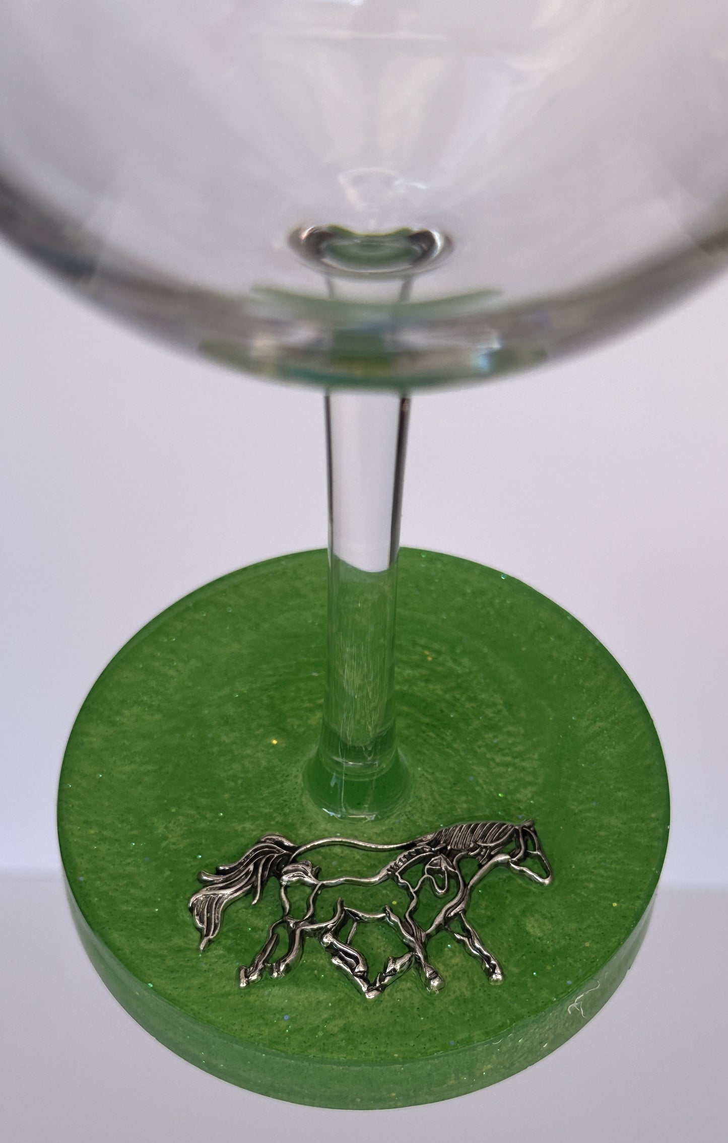 0065 Wine glass horse in green
