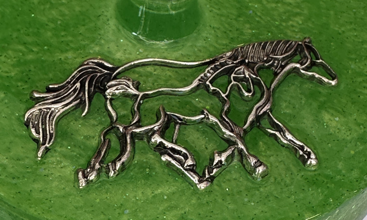0065 Wine glass horse in green