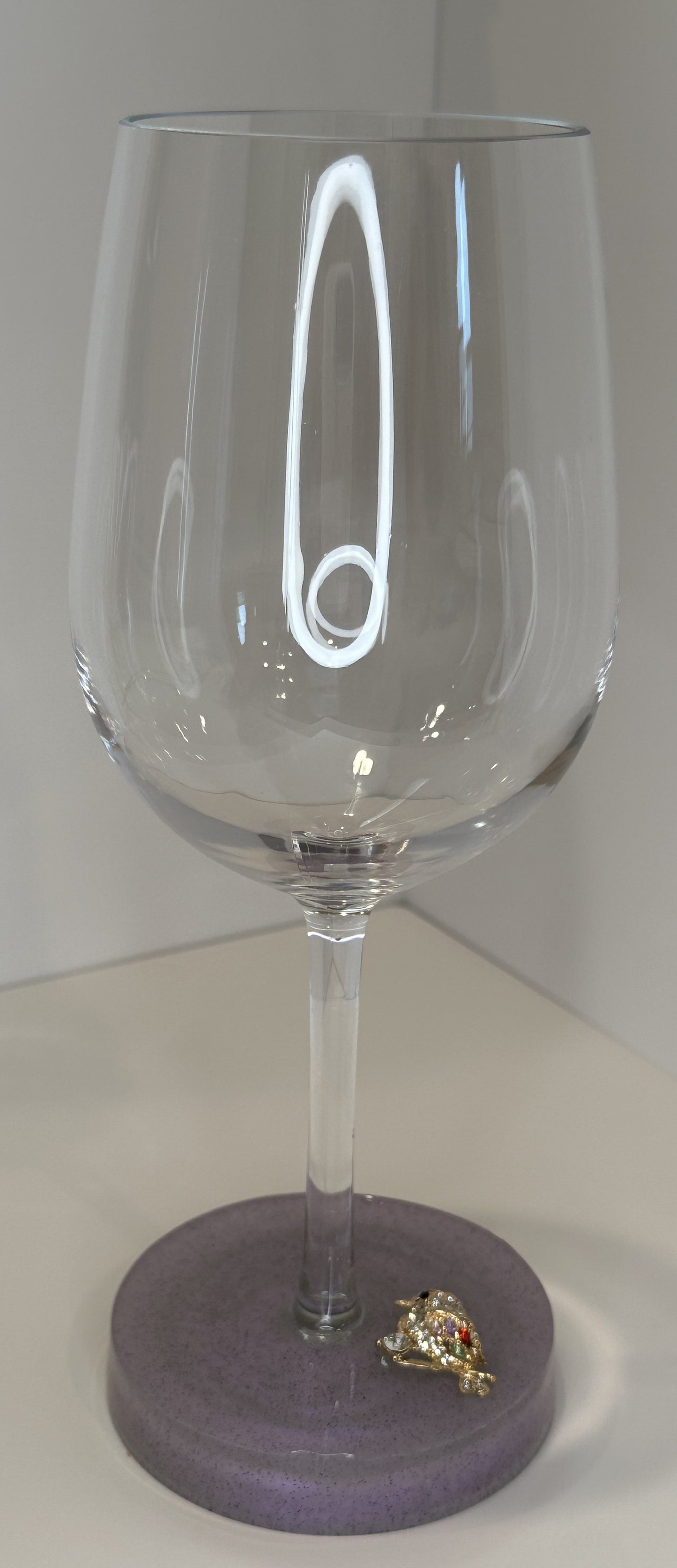 0007 Wine glass rhinestone bird on lavender