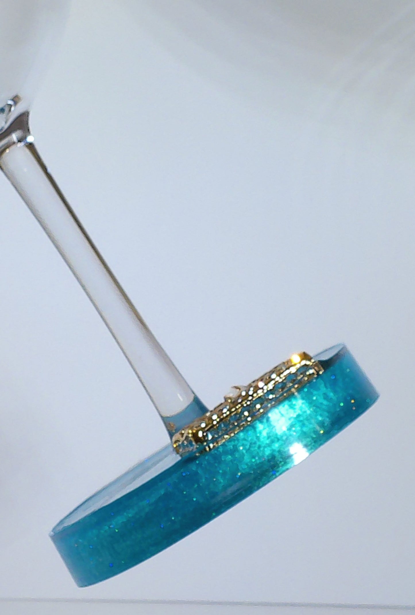 0089 Wine glass with gold rhinestone handbag on teal