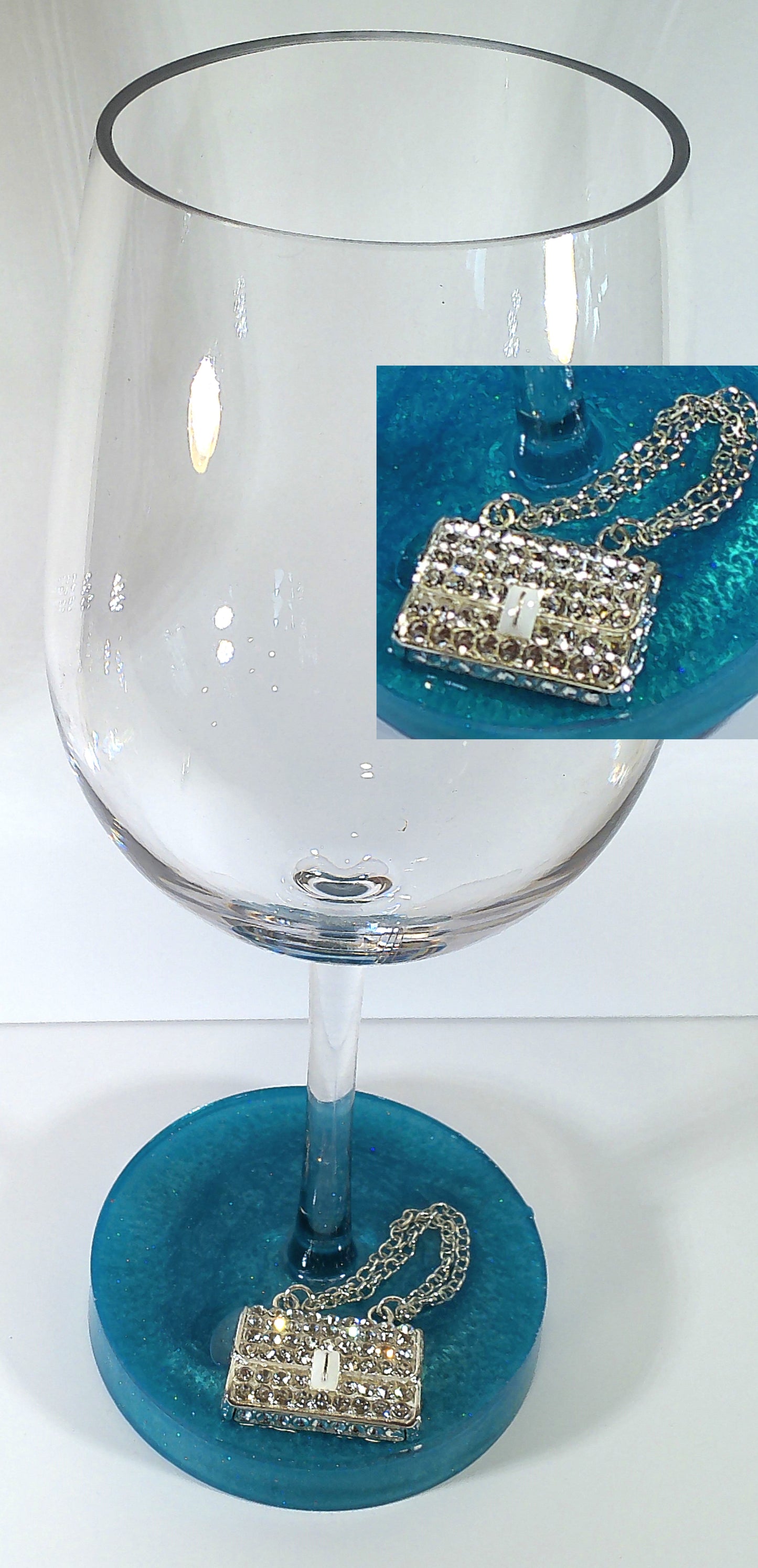 0090 Wine glass with gold rhinestone handbag on teal