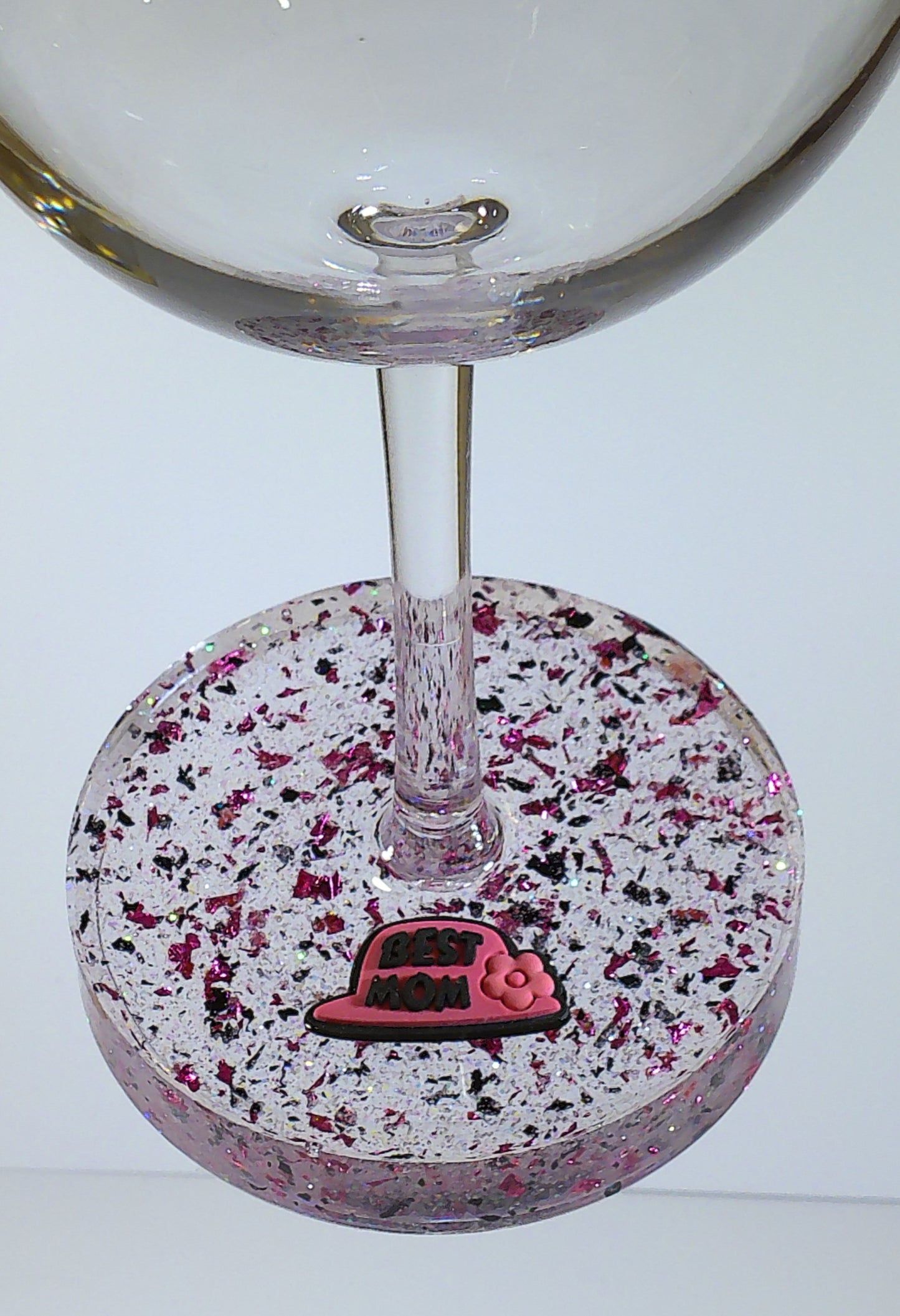 0093 Wine glass with "Best Mom" embellishment